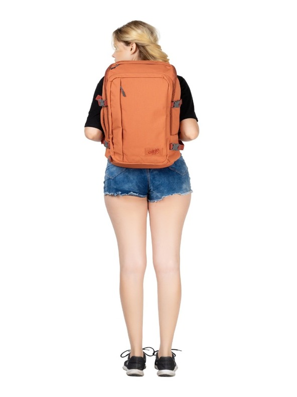 CabinZero Adventure Sahara Sand (32L) Backpack Naranja